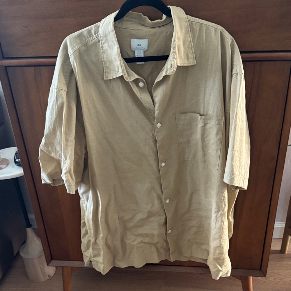 H&M Men's Button-Down Short Sleeve Shirt in Light Tan